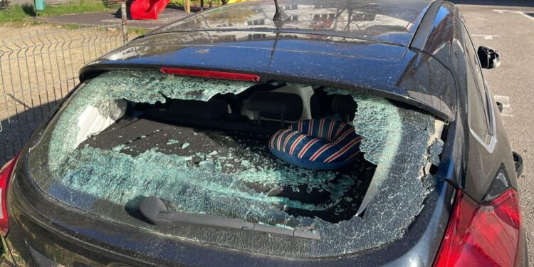 Trei indivizi cu fețele acoperite au vandalizat zeci de mașini parcate în cartierul Burdujeni