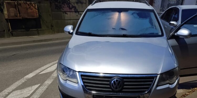 O tînără și doi tineri, reținuți pentru 24 de ore, pentru vandalizarea a 51 de mașini parcate în cartierul sucevean Burdujeni