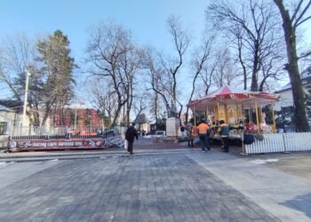 Mini-parc de distracții pentru copii cu vîrste cuprinse între 3 și 10 ani, în Parcul Central