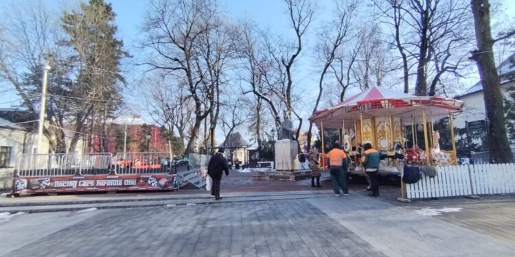 Mini-parc de distracții pentru copii cu vîrste cuprinse între 3 și 10 ani, în Parcul Central