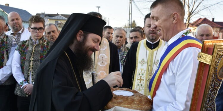 Inaugurarea centrului cultural de la Moara, prilej pentru primarul Eduard Dziminschi pentru a se alătura pe față unei alte echipe politice. Anunțul a fost făcut în fața unei numeroase asistențe, din care a făcut parte și un consistent sobor de preoți (Foto)