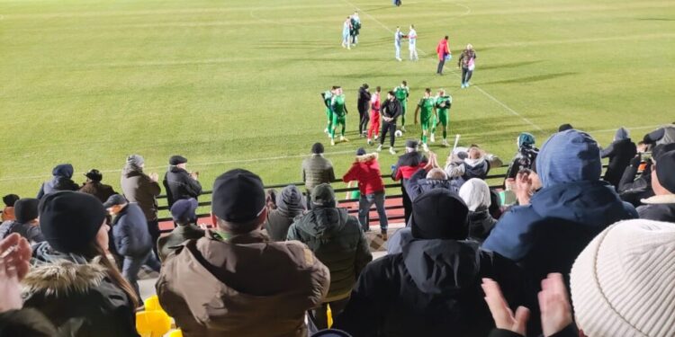 Inaugurarea nocturnei de pe noul stadion din Putna, cu 600 de spectatori în tribună, cu lovitura de începere dată de multiplul campion la lupte Ștefan Rusu și cu victoria echipei gazdă, la minus 3 grade Celsius (Foto)