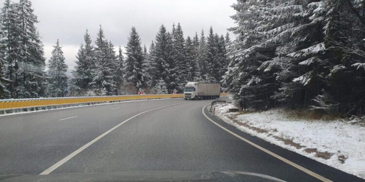 Parapete de protecție pe rulouri, montate în Pasul Mestecăniș