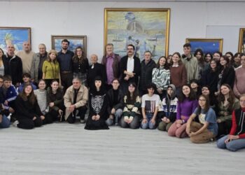 Maestrul Mihai Pînzaru – PIM, după vernisajul expoziției ”Devenire”, cu lucrări ale soților Diana, pictoriță, și Andrei Alupoaie, sculptor: Eu am fost încîntat de prezența la acest vernisaj. Au fost prezenți și copii, ”un fapt foarte îmbucurător”