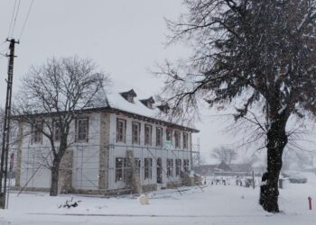 Horodnic de Sus. Primele lucrări de reabilitarea a școlii construită în 1888 de austrieci. Primarul Luță: Toți, bunicii noștri, părinții noștri au făcut școala aici