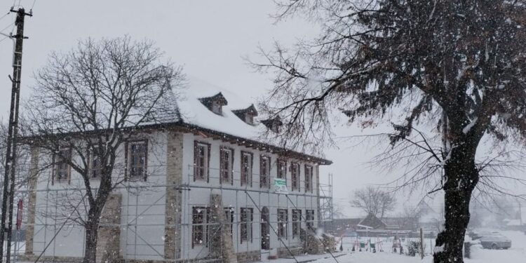 Horodnic de Sus. Primele lucrări de reabilitarea a școlii construită în 1888 de austrieci. Primarul Luță: Toți, bunicii noștri, părinții noștri au făcut școala aici