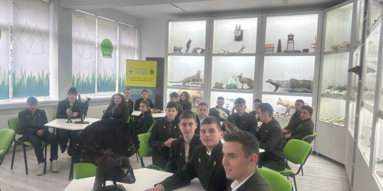 Elevii din trei clase de a IX-a de la Colegiul Silvic din Cîmpulung au ales să poarte uniformă. Directoarea instituției: Nu mă așteptam că voi prinde ziua în care să vină elevii și părinții și să spună că doresc să poarte uniformă. Generațiile acestea sînt fantastice