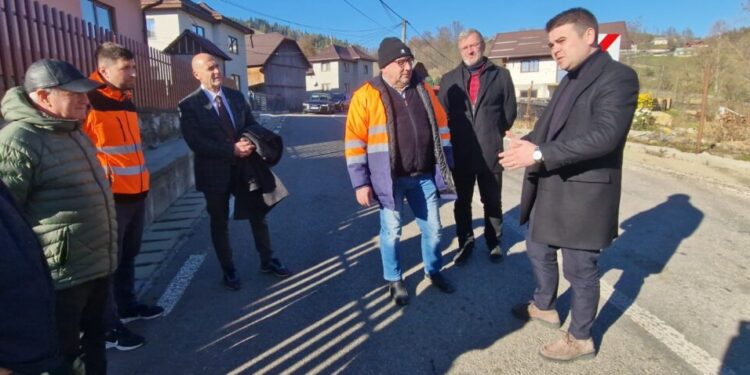 Deficiențe pe drumul Solonețu Nou – Pleșa, făcut cu bani de la Consiliul Județean. Constructorul a fost notificat pentru a interveni. Gheorghe Șoldan: Vreau să îi asigur pe suceveni că nu voi tolera lucrări făcute pe principiul ”lasă că merge așa”