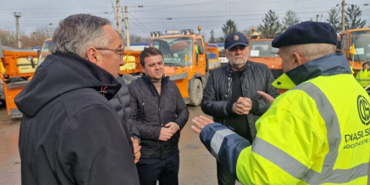 Gheorghe Șoldan, Vasile Rîmbu și Dan Ioan Cușnir, la ”Diasil”, pentru a vedea dacă firma este pregătită pentru iarnă. Anton Curelaru spune că firma este pregătită