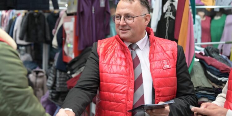 Echipă a PSD Suceava, în bazarul din Lunca Sucevei, la discuții cu sute de oameni despre autostrada A 7, atragerea de investitori și crearea de locuri de muncă (Foto)