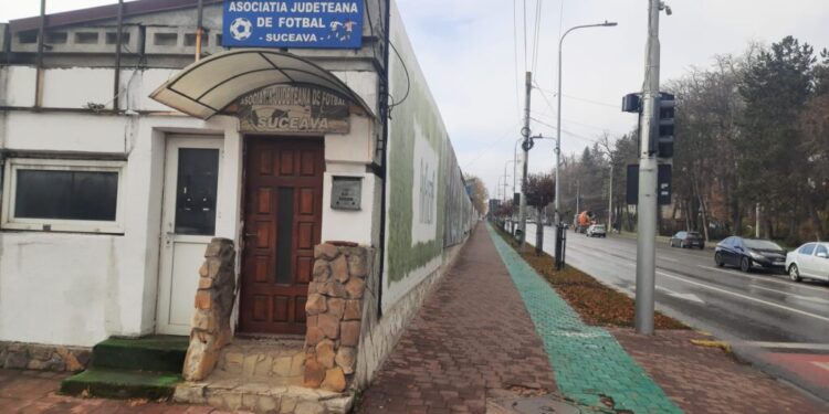 Jos reclamele de pe stadionul ”Areni”, de pe zidul dinspre bulevardul principal al Sucevei! (II)