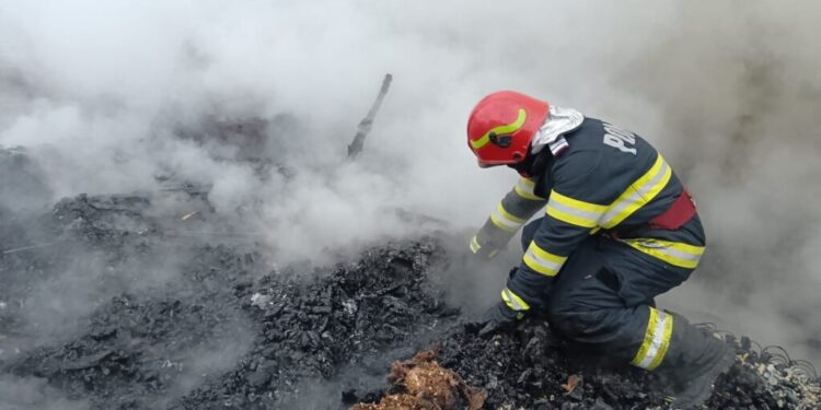 Doi copii de 3 și 5 ani au murit în casa care a ars violent, în comuna Voitinel