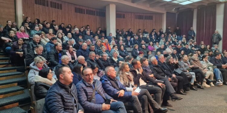 Întîlnire PNL cu oamenii din secțiile de votare, la Casa de Cultură Suceava. PNL are oameni desemnați în toate secțiile de vot din județ și dorește să asigure garanția unor alegeri 100% corecte