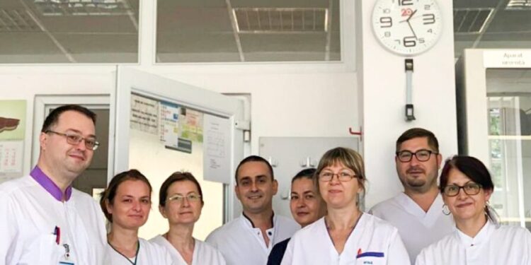 Premieră la Centrul Antidiabetic Suceava: Unei fete de 12 ani, care are diabet zaharat tip 1 de 7 ani, i s-a montat un dispozitiv medical de top