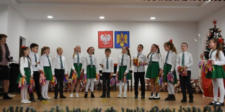 Cadouri pentru copiii din comunitățile poloneze sucevene, oferite de Uniunea Polonezilor din România