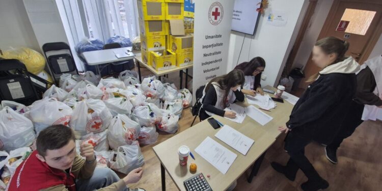 În luna decembrie, Crucea Roșie Suceava a oferit pachete alimentare, pachete igienice și tichete sociale