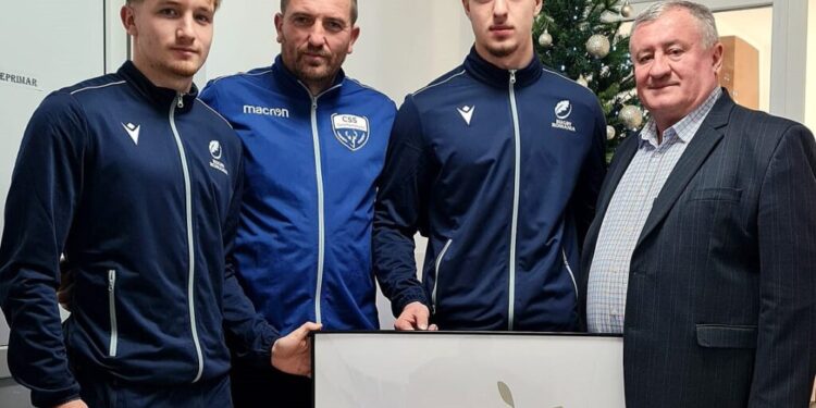 Un tricou și o minge de rugby din partea a doi tineri jucători născuți la Cornu Luncii, pentru primarul Gheorghe Fron