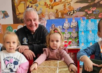 Cadouri pentru 4.000 de copii din județul Suceava, din partea unor asociații din Danemarca și România. Cadourile sînt făcute de copiii membrilor respectivelor asociații. George Petrescu: Am colecționat pentru un an întreg zîmbete minunate, relaxante, reconfortante