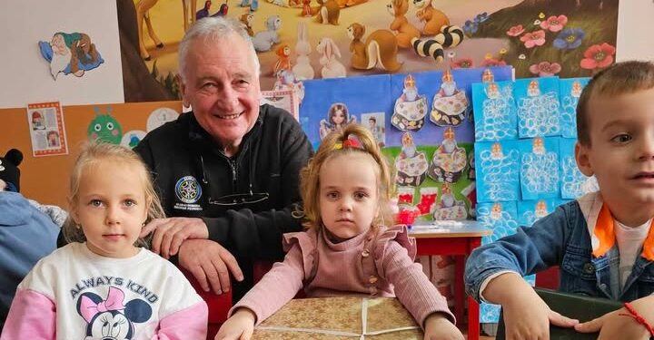 Cadouri pentru 4.000 de copii din județul Suceava, din partea unor asociații din Danemarca și România. Cadourile sînt făcute de copiii membrilor respectivelor asociații. George Petrescu: Am colecționat pentru un an întreg zîmbete minunate, relaxante, reconfortante