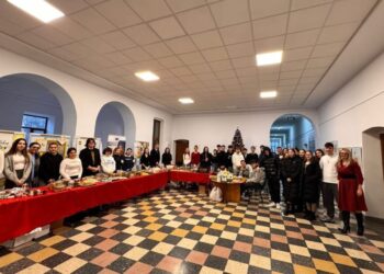 Acțiune caritabilă, la Colegiul ”Eudoxiu Hurmuzachi” Rădăuți. Banii strînși urmează să fie donați copiilor cu boli cronice din cadrul școlii (Foto)