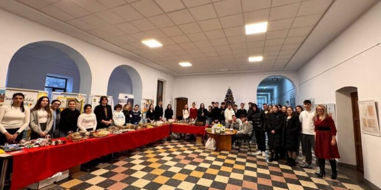Acțiune caritabilă, la Colegiul ”Eudoxiu Hurmuzachi” Rădăuți. Banii strînși urmează să fie donați copiilor cu boli cronice din cadrul școlii (Foto)