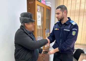 Un sucevean a uitat un portofel cu 2.700 de euro la Finanțe. Un jandarm l-a găsit și i l-a restituit