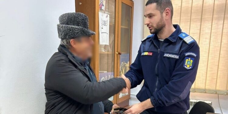 Un sucevean a uitat un portofel cu 2.700 de euro la Finanțe. Un jandarm l-a găsit și i l-a restituit