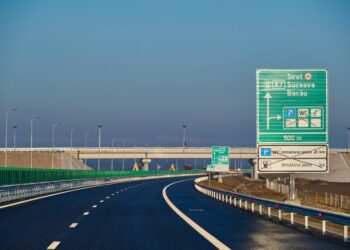 Loial Impex Suceava, semnalizări rutiere pe 36 de kilometri din autostrada A7, tronson inaugurat astăzi. Termenul de finalizare era aprilie 2025