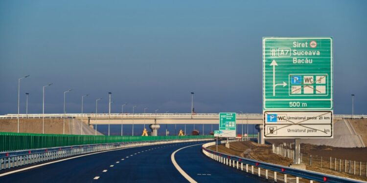 Loial Impex Suceava, semnalizări rutiere pe 36 de kilometri din autostrada A7, tronson inaugurat astăzi. Termenul de finalizare era aprilie 2025
