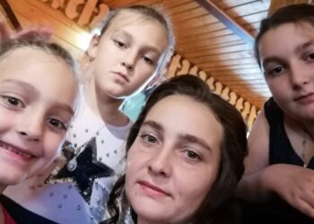 O mamă și trei fete, rămase pe drumuri după ce casa le-a fost distrusă de un incendiu. Comunitatea din Dorna Candrenilor s-a mobilizat pentru a le ajuta