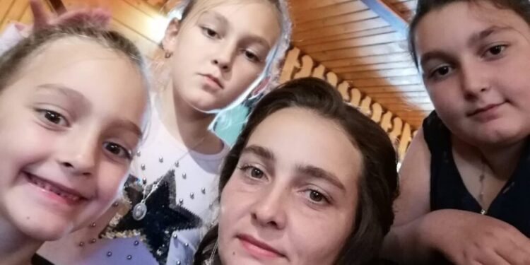 O mamă și trei fete, rămase pe drumuri după ce casa le-a fost distrusă de un incendiu. Comunitatea din Dorna Candrenilor s-a mobilizat pentru a le ajuta