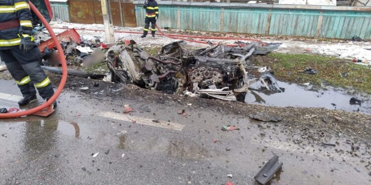 Accident groaznic în a doua zi de Crăciun, pe E 85, la Roșiori. Toți oamenii aflați într-o mașină mică au ars