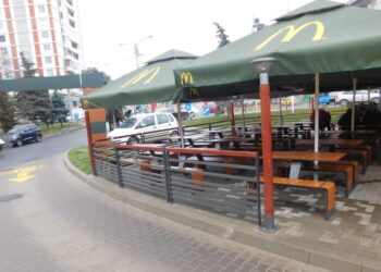 Solicitare pentru sesizarea organelor de urmărire penală pe numele firmei care operează restaurantul Mc Donald`s din centrul Sucevei. S-a mărit terasa fără autorizație și a fost scăzut numărul locurilor de parcare
