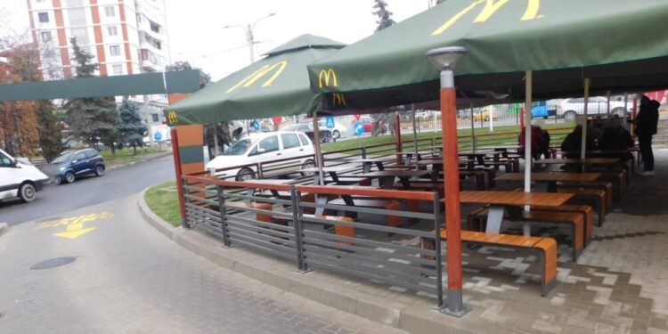 Solicitare pentru sesizarea organelor de urmărire penală pe numele firmei care operează restaurantul Mc Donald`s din centrul Sucevei. S-a mărit terasa fără autorizație și a fost scăzut numărul locurilor de parcare