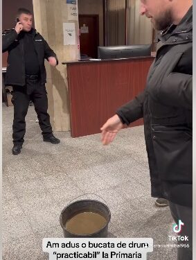 Consilierul local AUR Mihai Crăciun, amendat cu 1.600 de lei pentru că a răsturnat o găleată cu noroi pe holul de la intrarea în Primăria Suceava