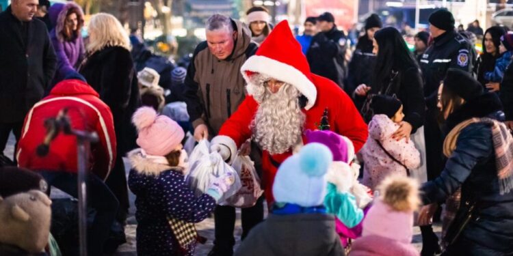 Moș Crăciun, cu 1.000 de cadouri, la bradul din centrul Rădăuților, care a fost împodobit de copii