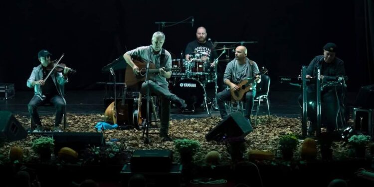 Taxi, Nightlosers și Distinct, concerte în centrul Sucevei, de Revelion. Boby Stroe: La Nightlosers nici nu trebuie să știi muzică, trebuie să te prezinți, pentru că îți place oricum. Iar Taxi merită ascultați, mai ales că ei nu concertează foarte, foarte des în zona asta