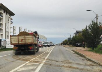 În cazul camioanelor care au cauciucurile murdare și aduc noroi pe străzi va fi sesizată Poliția Locală Suceava, care va amenda firmele de construcții