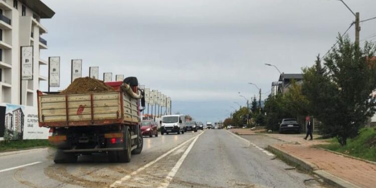 În cazul camioanelor care au cauciucurile murdare și aduc noroi pe străzi va fi sesizată Poliția Locală Suceava, care va amenda firmele de construcții