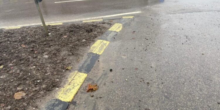 În cazul camioanelor care au cauciucurile murdare și aduc noroi pe străzi va fi sesizată Poliția Locală Suceava, care va amenda firmele de construcții