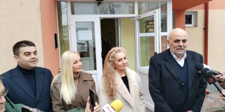 Vasile Rîmbu și Gheorghe Șoldan, cu soțiile, la votul pentru parlamentare: România are nevoie de un Parlament solid și de un Guvern stabil (Foto)