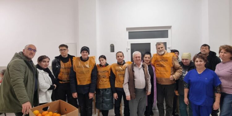 Cadouri de la voluntarii Institutului Bucovina, pentru cei 62 de oameni cazați la Căminul de Bătrîni Solca