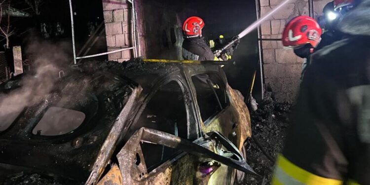 Trei pacienți cu arsuri grave, după o explozie urmată de un incendiu într-un garaj din Burdujeni. Conform martorilor, aceștia lucrau la o mașină pe GPL, dar făceau și un grătar