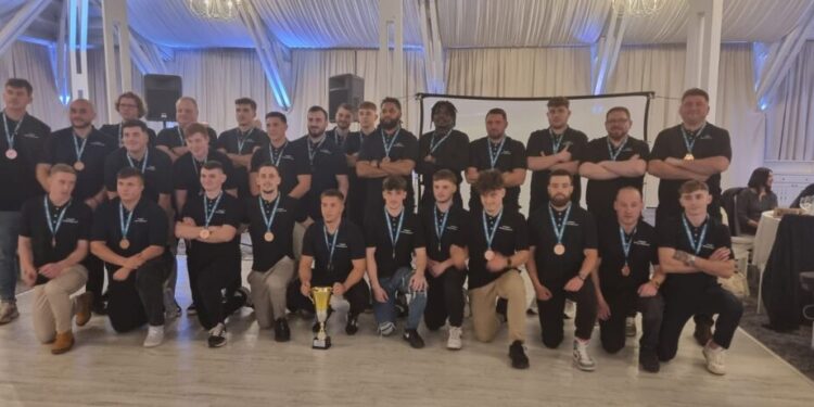 Rugbyștii humoreni și-au primit medaliile pentru locul III, în cadrul unei gale festive. S-a strîns și modesta sumă de 25.000 de lei, din care vor fi premiați cîțiva jucători neplătiți pînă acum