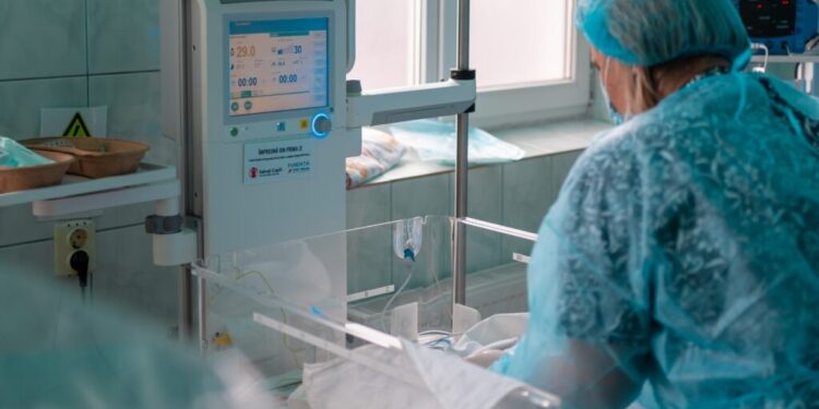 Salvați Copiii, donații de aparatură pentru secțiile de neonatologie de la spitalele din Suceava și Cîmpulung Moldovenesc