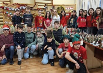 Patru frați cu rezultate bune la învățătură, în excursie, cu bani strînși de elevi de la Școala Gimnazială nr. 1 Suceava, în cadrul unui tîrg de Crăciun (Foto)