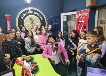 Redacția Radio Top, colindată de elevii clasei a IV-a A, de la Generală 3, în cadrul ”Săptămînii Altfel”. Învățătoarea Maria Tănasă: Ieri a fost prima zi și am fost la Cetate, am desfășurat o oră de istorie altfel