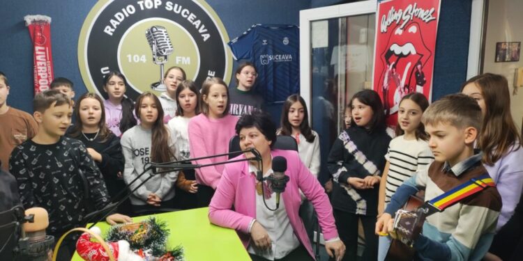 Redacția Radio Top, colindată de elevii clasei a IV-a A, de la Generală 3, în cadrul ”Săptămînii Altfel”. Învățătoarea Maria Tănasă: Ieri a fost prima zi și am fost la Cetate, am desfășurat o oră de istorie altfel