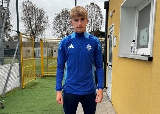 Talentatul fotbalist de la LPS Suceava Sebastian Burlacu va fi transferat în prima ligă italiană, la Como 1907! Ca urmare a acestui transfer extraordinar, patru profesori-antrenori de la LPS vor participa la un stagiu de pregătire la Como