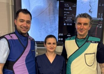 Medicii Alexandra Husar, Dimitrie Siriopol și Gabriel Mircea, de la Spitalul Clinic Județean Suceava, intervenție în premieră regională. Pacientul aflat în program cronic de hemodializă a fost trimis de la Piatra Neamț și va fi transferat în siguranță
